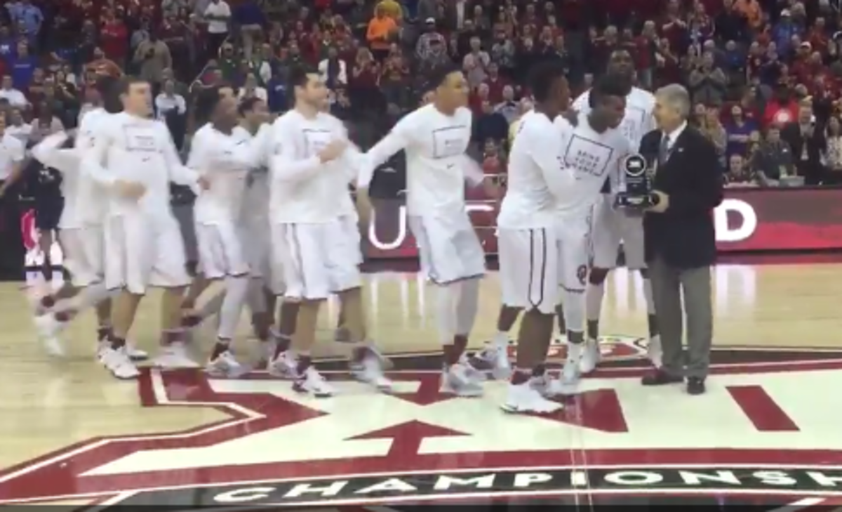 Buddy Hield and Oklahoma players come together at center court for Big 12 POY award.