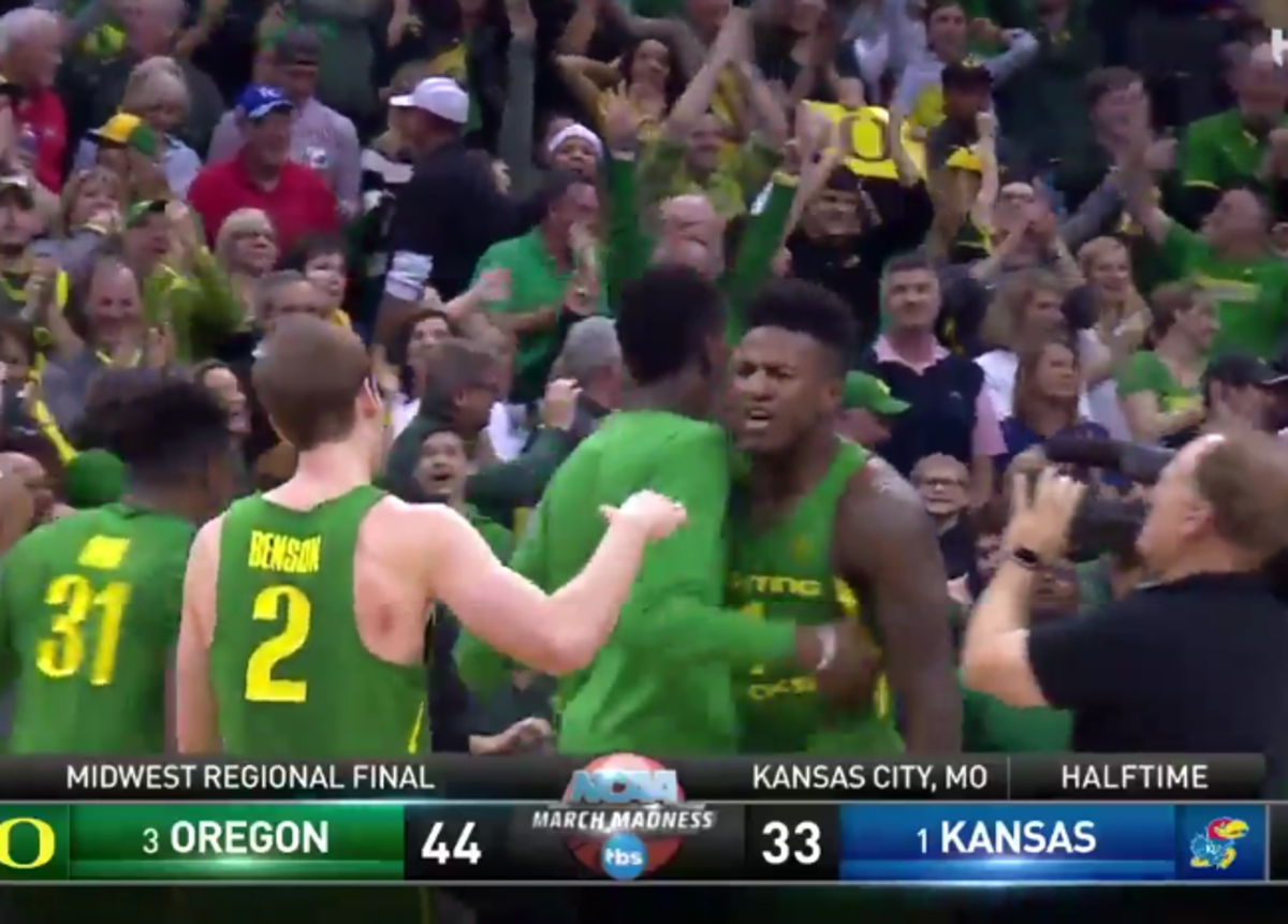 Oregon players excited for being up at the half against Kansas.