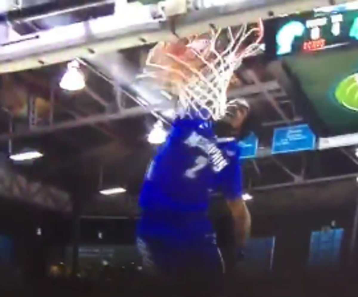 Shaq Goodwin gets technical foul after re-creating Vince Carter elbow dunk during a game.