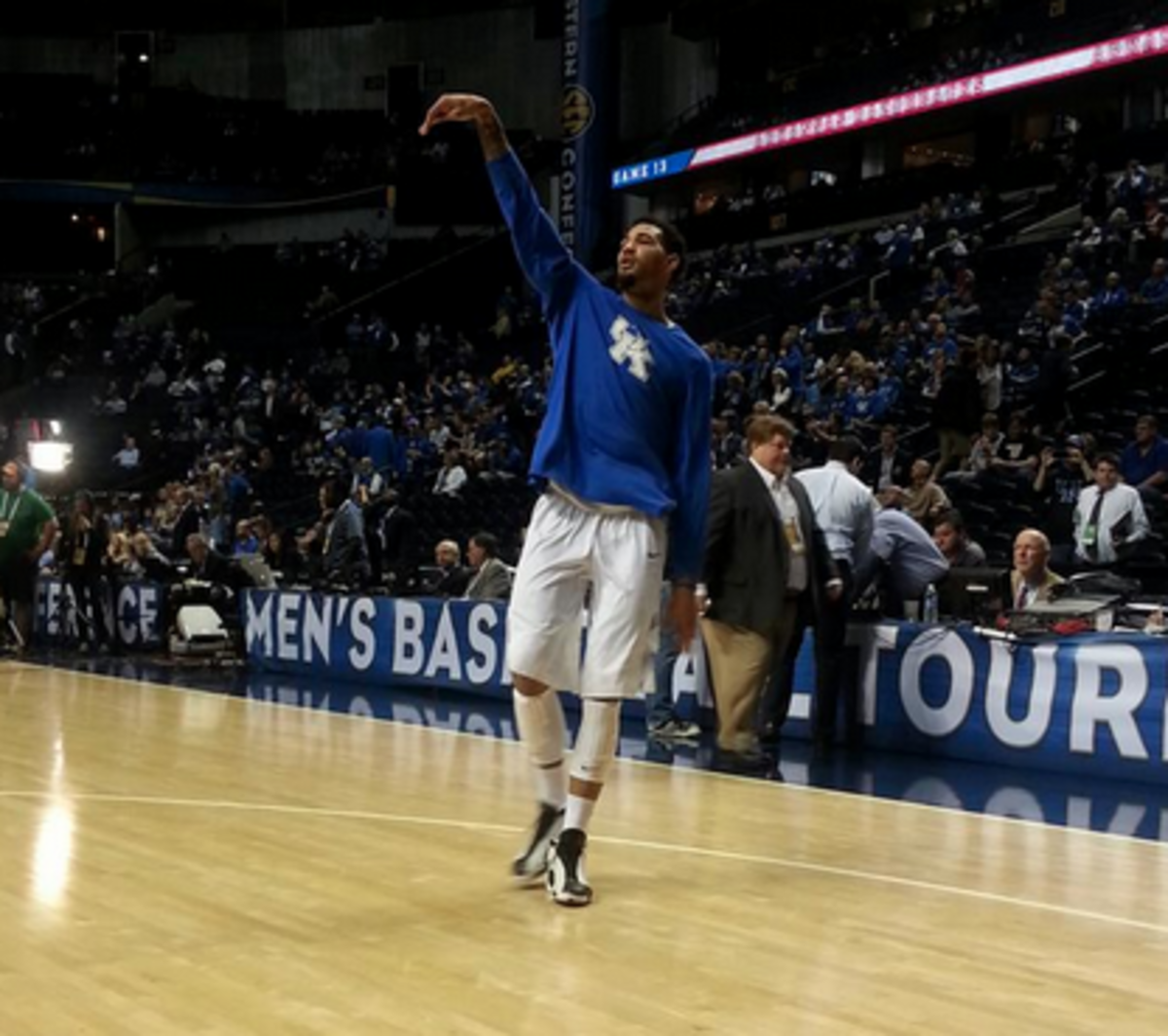 Willie Cauley Stein warms up for Kentucky.