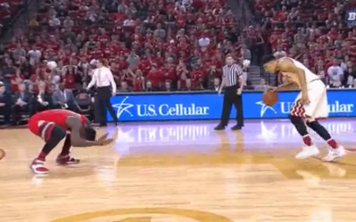 Ohio State's Jae'sean Tate slaps the floor.