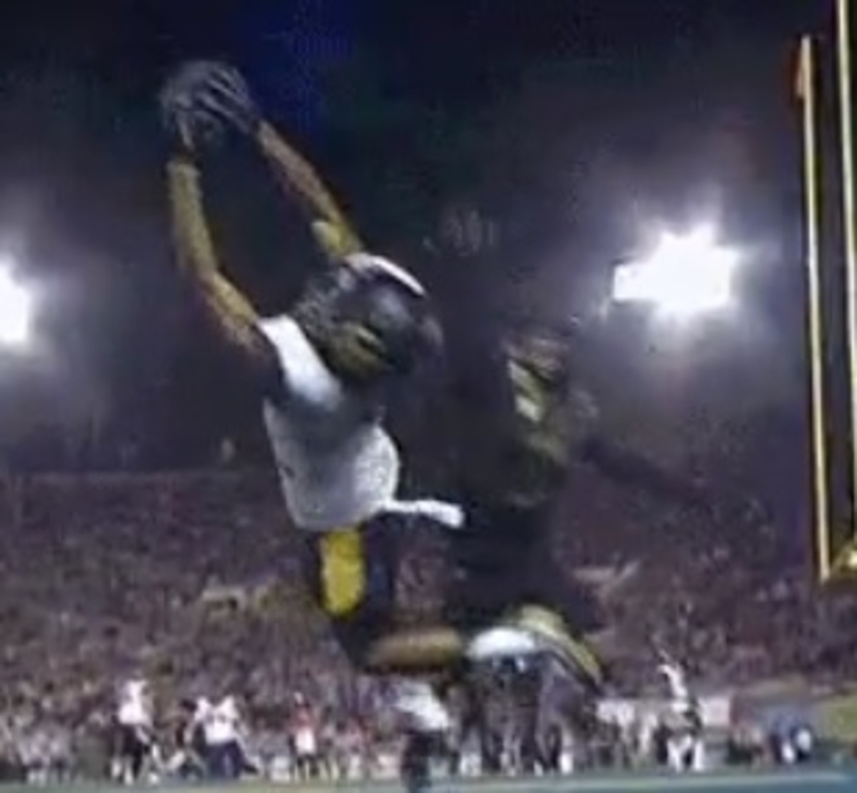 Kenny Lawler makes an amazing catch.