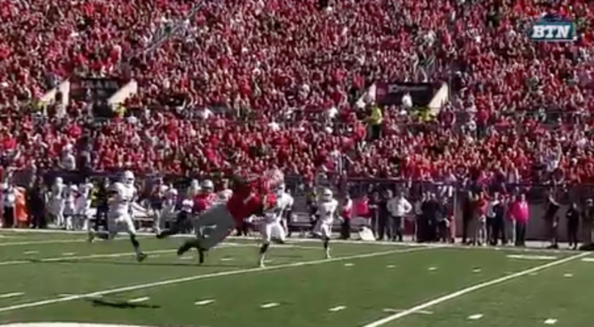 Braxton Miller laying out for a big catch for the Buckeyes.