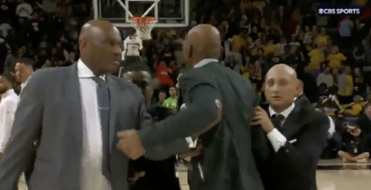 Video College Basketball Coach Goes After Referee, Gets Ejected The Spun