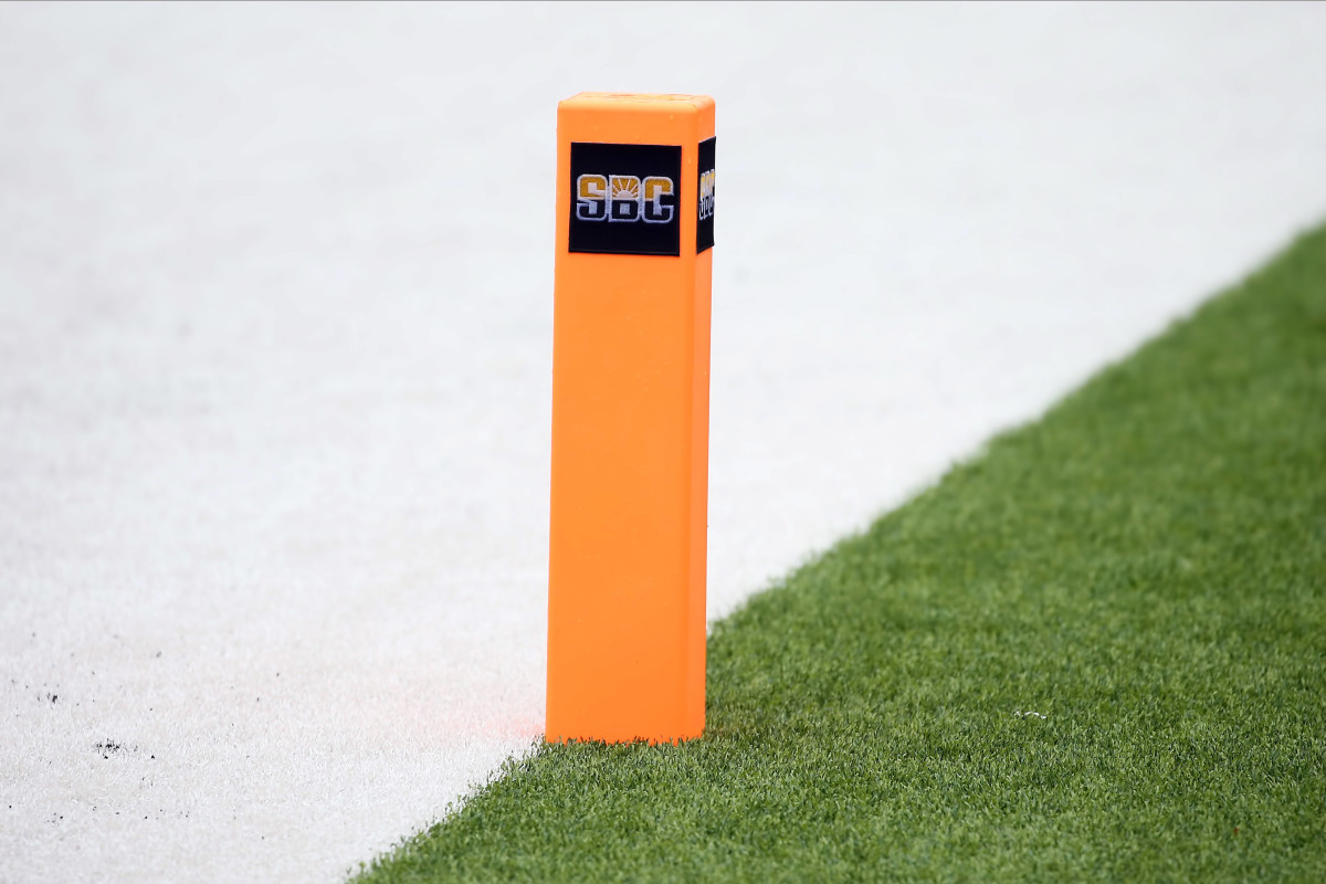 Look Fan At College Football Bowl Game Going Viral TrendRadars