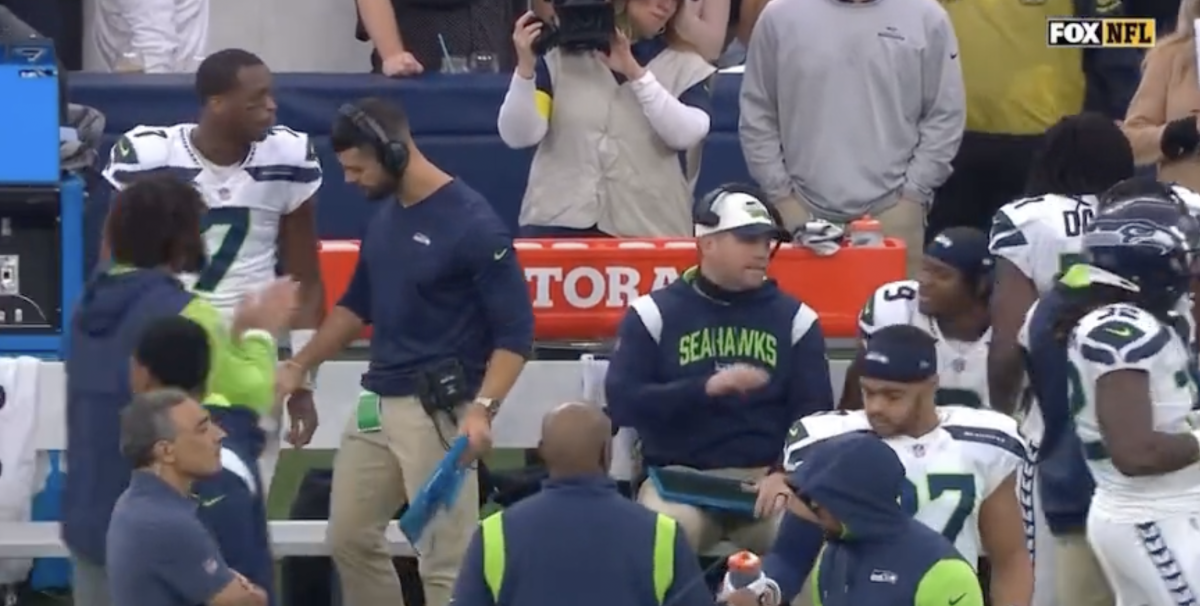 LOOK: Seahawks' Geno Smith, Kenneth Walker III point fingers at each other  in sideline spat vs. Rams 