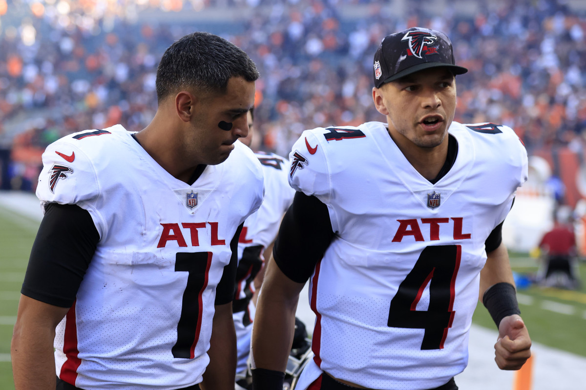 CINCINNATI, OHIO - OCTOBER 23: Marcus Mariota #1 and Desmond Ridder #4 of the Atlanta Falcons walk off the field after the game against the Cincinnati Bengals at Paul Brown Stadium on October 23, 2022 in Cincinnati, Ohio. (Photo by Justin Casterline/Getty Images)
