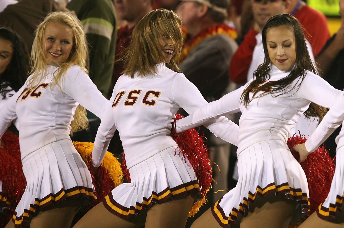 Football World Reacts To The Usc Cheerleader Photo The Spun