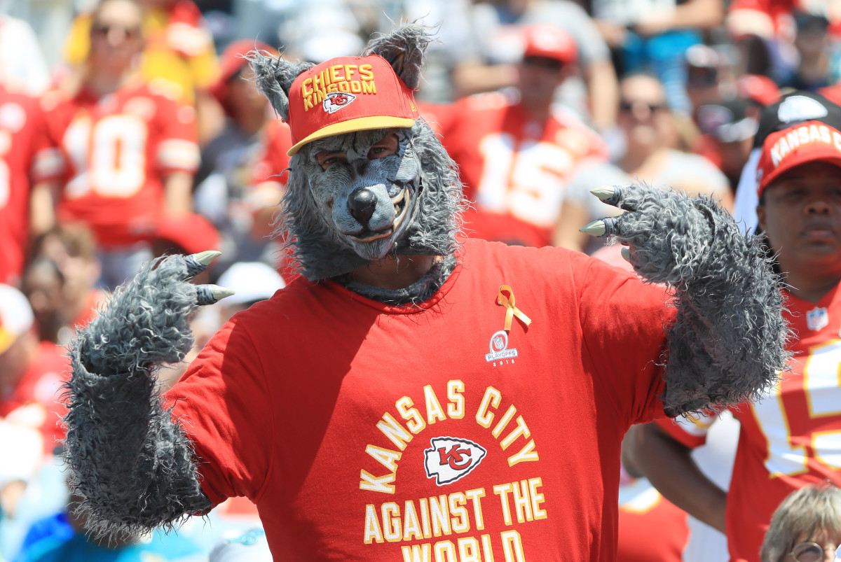 How a Kansas City Football Superfan in a Wolf Costume Ended Up in a Cage -  The New York Times