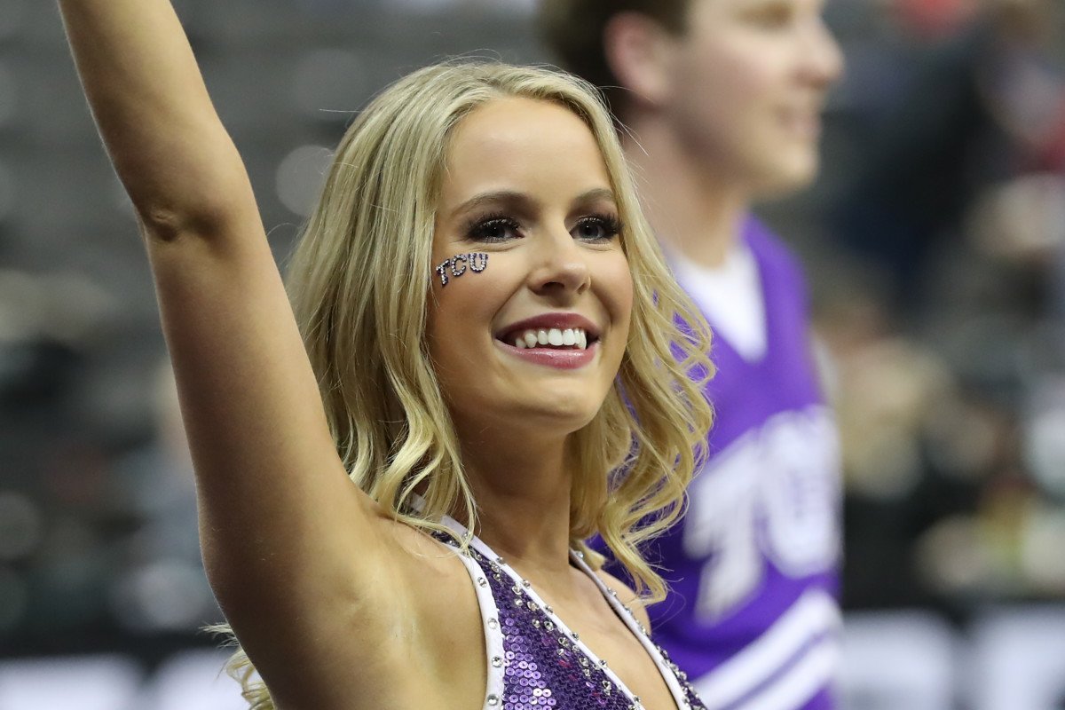 A TCU Horned Frogs cheerleader is going viral.