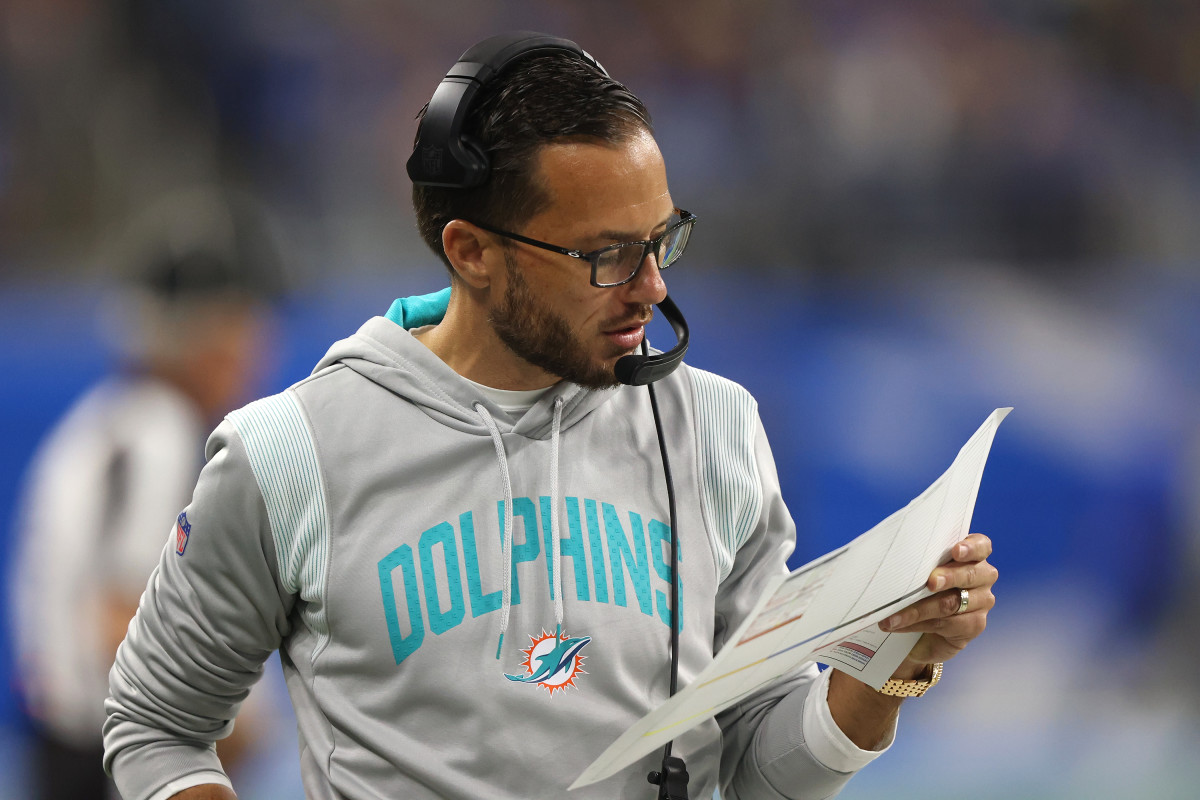 Dolphins hire Mike McDaniel as head coach