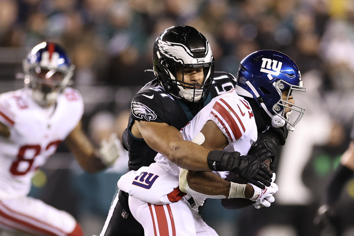 Eagles linebacker T.J. Edwards tackles Giants running back Matt Breida.