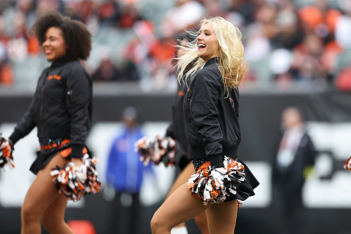 NFL World Reacts To Bengals Cheerleader Photo - The Spun: What's