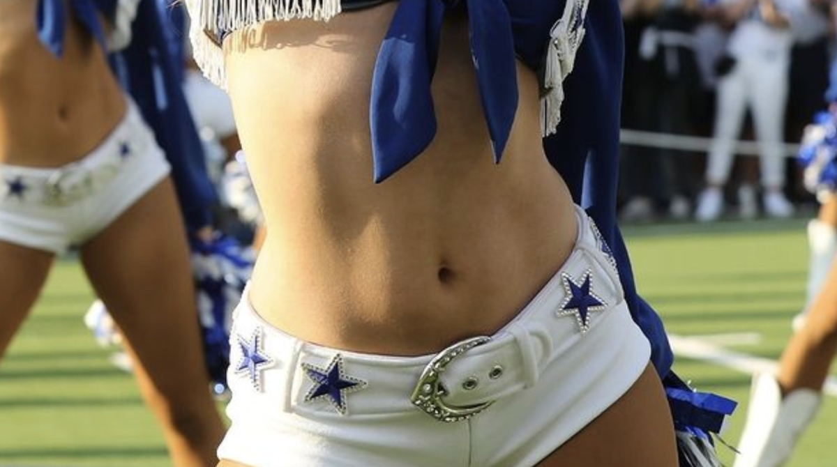 Look Cowboys Cheerleader Going Viral Before Kickoff The Spun