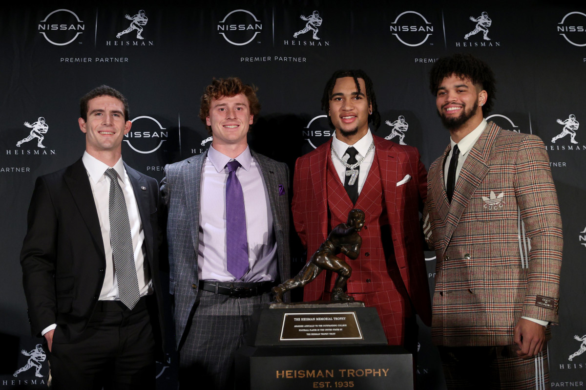 Joe Burrow wins the Manning Award