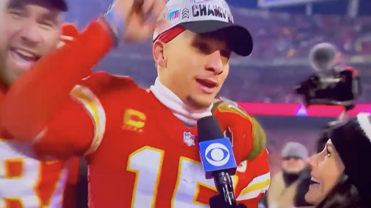 Chiefs players crash Patrick Mahomes postgame interview