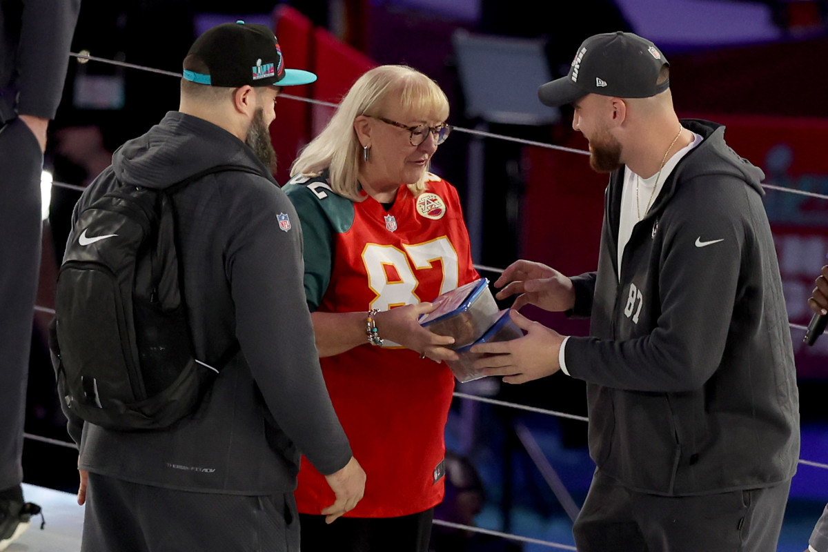 LOOK: Donna Kelce, mom of Travis and Jason Kelce, debuts Super Bowl 2023  outfit supporting both sons 