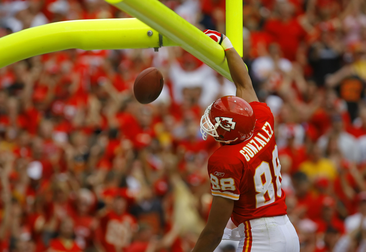 Tight end Tony Gonzalez of the Atlanta Falcons runs with the ball as  News Photo - Getty Images