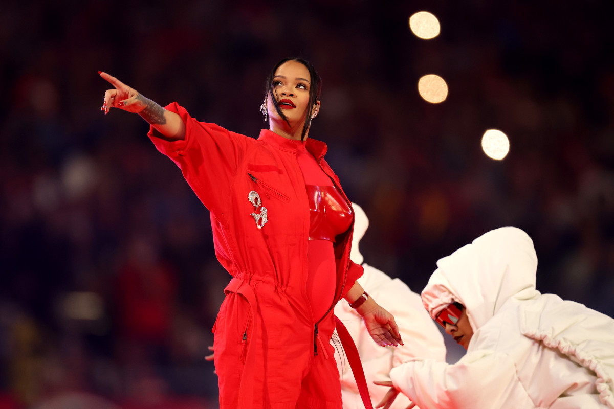 Look Rihanna's Boyfriend Goes Viral During Halftime Show The Spun