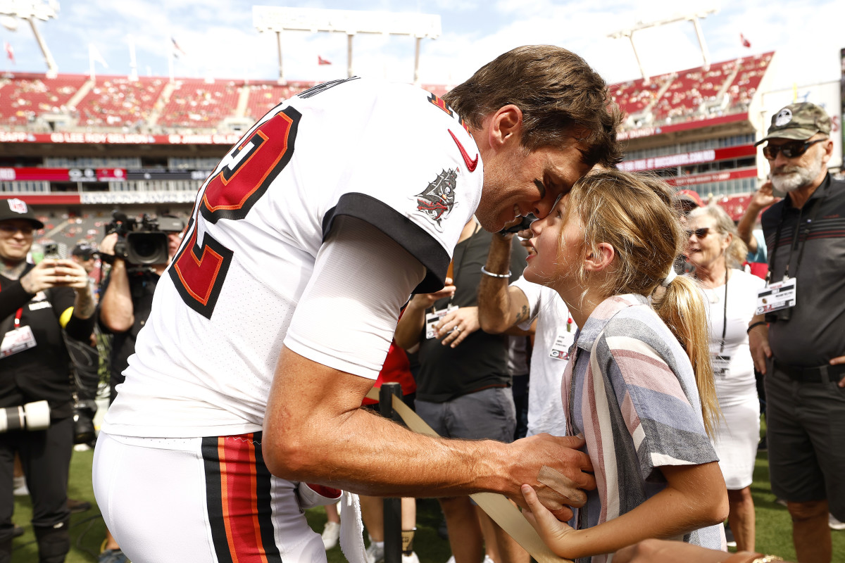 NFL Fans Are Loving Photo Of Tom Brady, Kids At Disney World - The