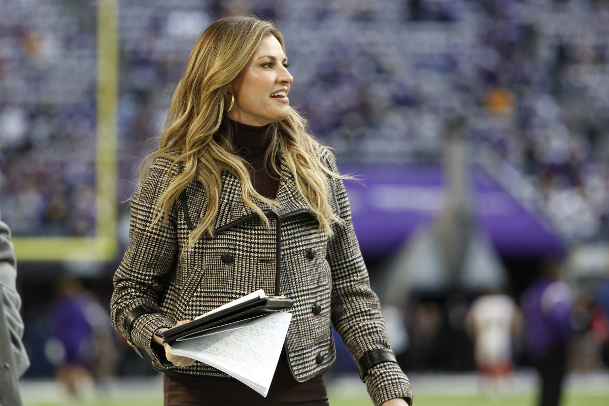 NFL World Reacts To Erin Andrews' Super Bowl Photos The Spun What's