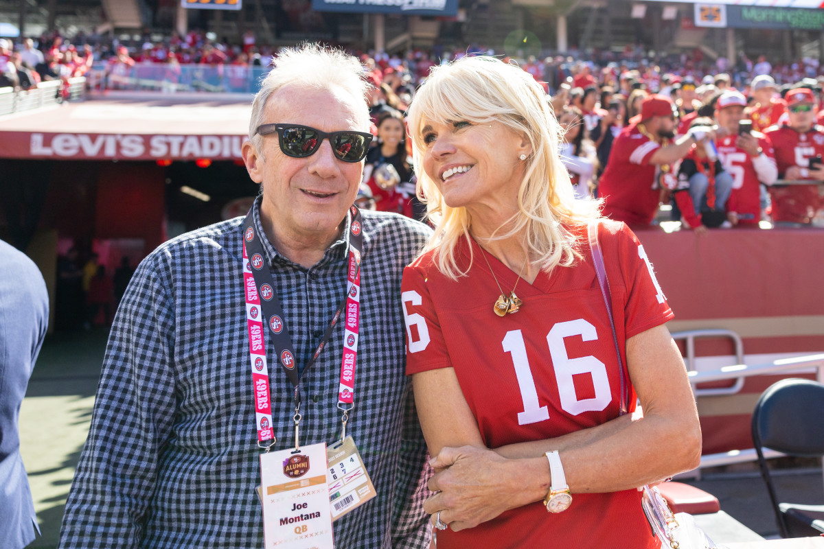 SANTA CLARA, CA - OCTOBER 23: San Francisco 49ers legend Joe Montana and his wife Jennifer Wallace before the NFL professional football game between the Kansas City Chiefs and San Francisco 49ers on October 23, 2022 at Levis Stadium in Santa Clara, CA. (Photo by Bob Kupbens/Icon Sportswire via Getty Images)