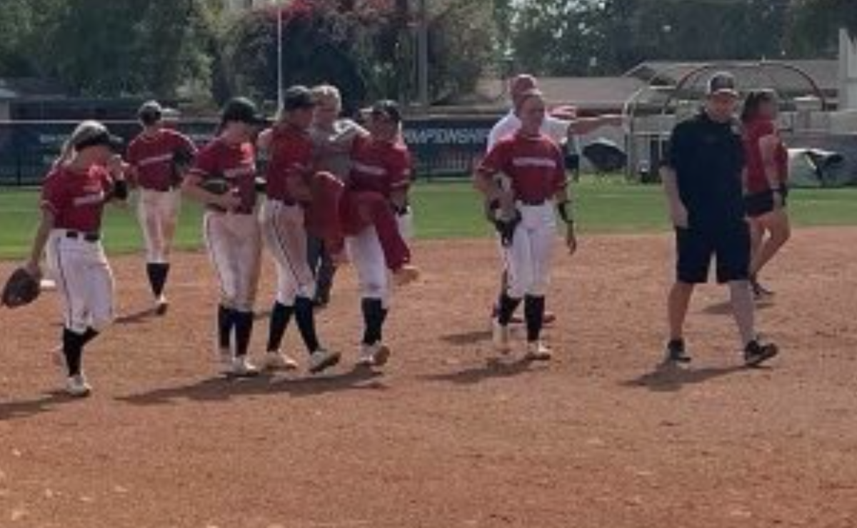 Look Incredible Sportsmanship Moment In Softball Game Goes Viral The