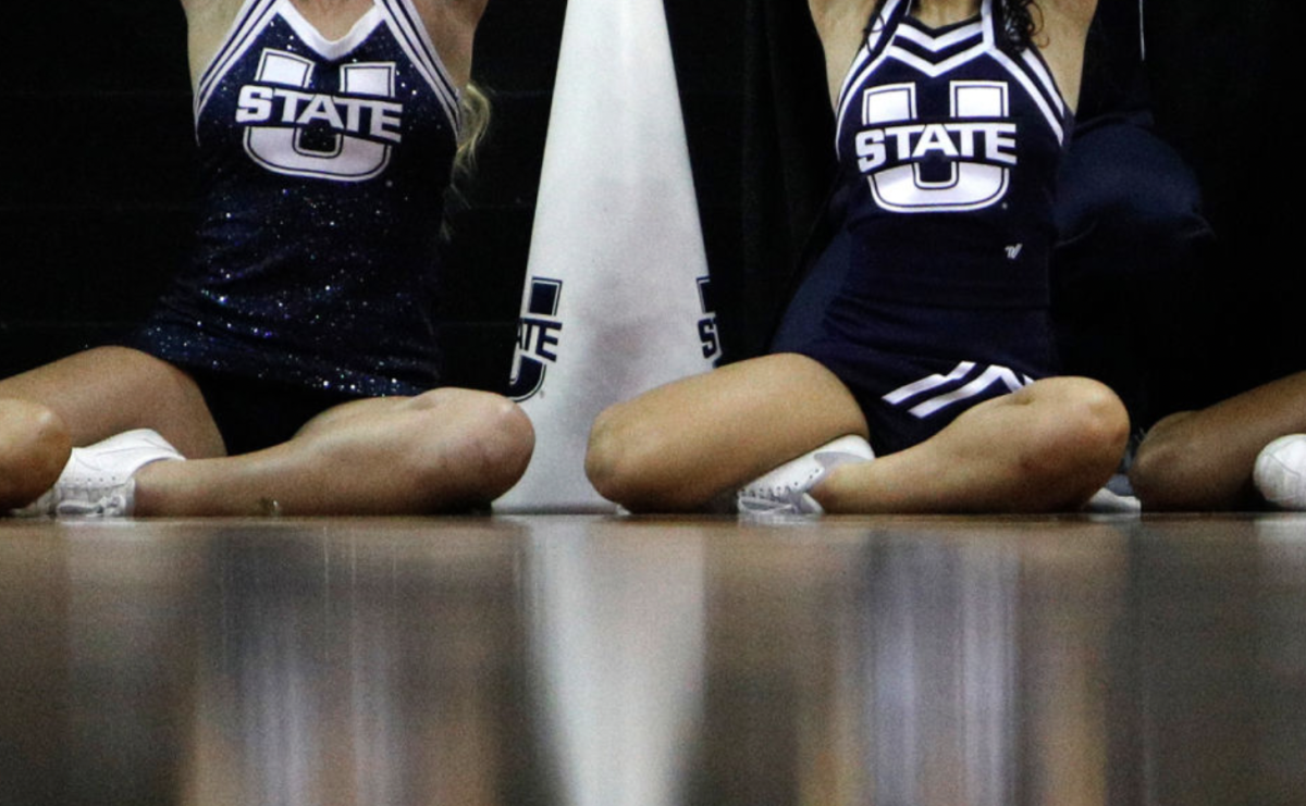 Photos Meet The Cheerleader Going Viral At Ncaa Tournament The Spun 