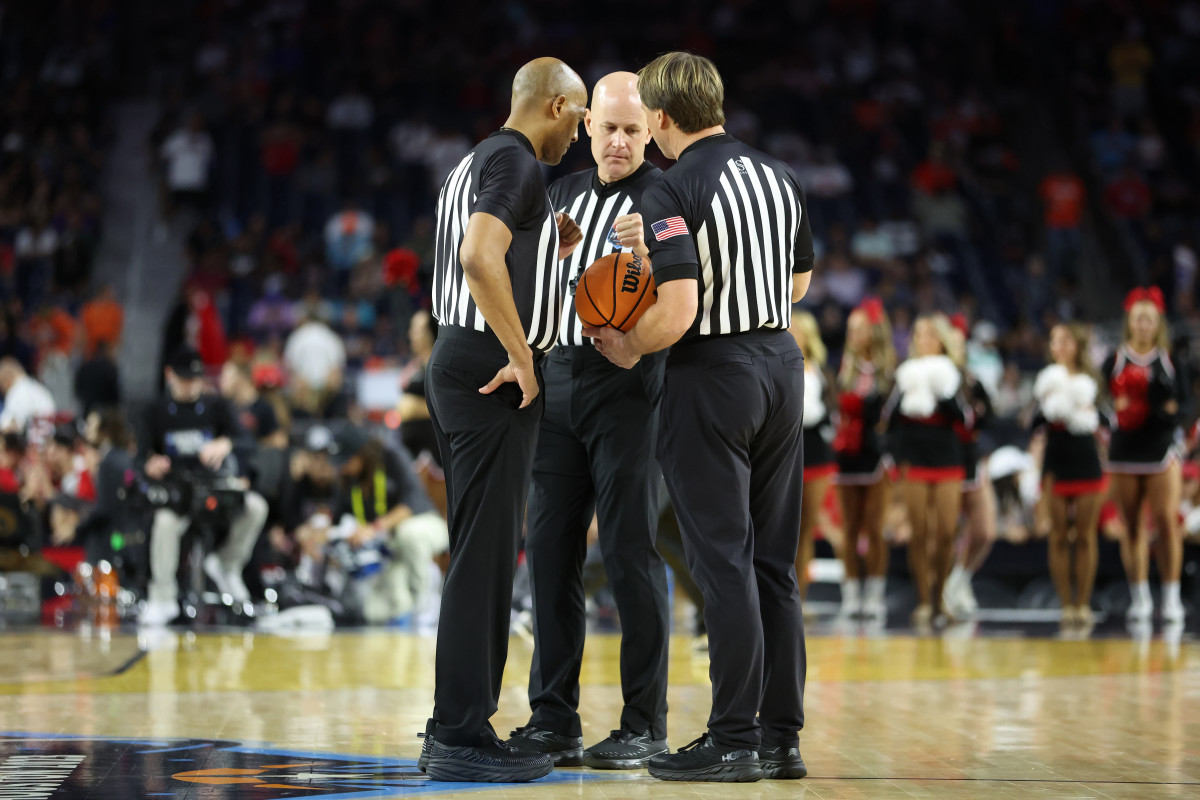 Look Sports World Furious With Final Four Referees The Spun