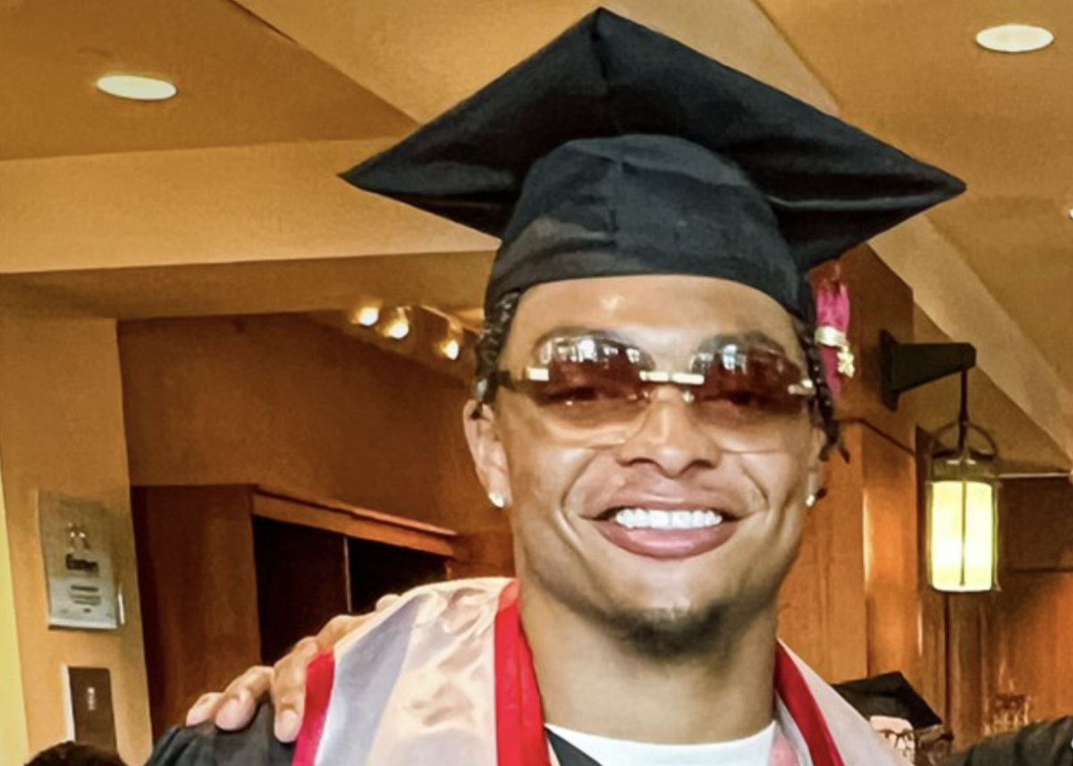Look Photo Of Justin Fields Graduating From Ohio State Goes Viral The Spun 3029
