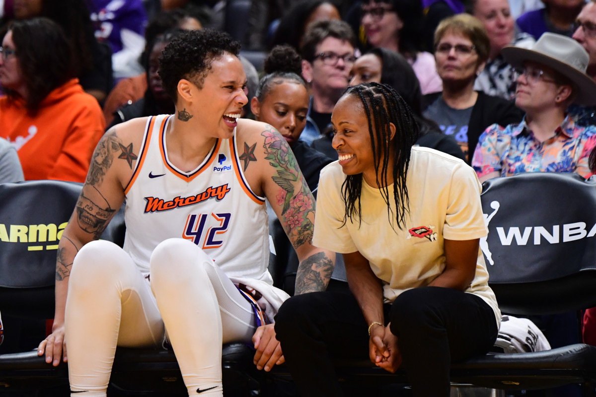 WNBA: Los Angeles Sparks defeat Mercury in Brittney Griner's