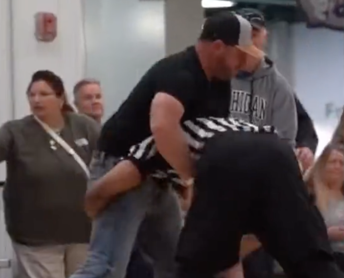 Video Man Violently Attacks Referee At Youth Basketball Game The Spun