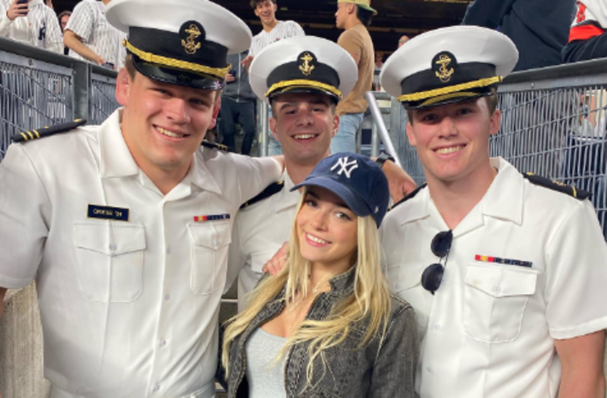 Olivia Dunne Made Friends With 3 Naval Academy Students At Yankees Game ...