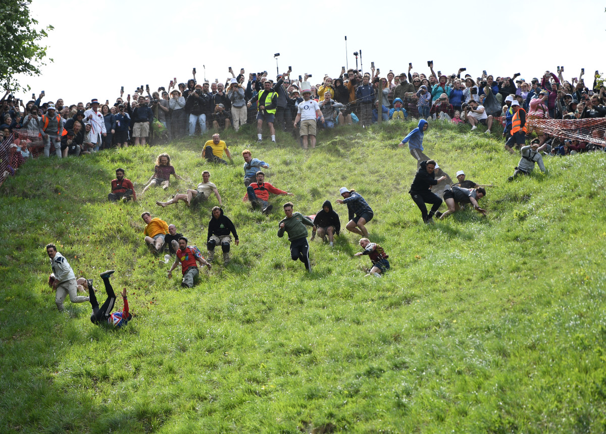 Video Hundreds Compete In Absurd 'Cheese Rolling Race' In United