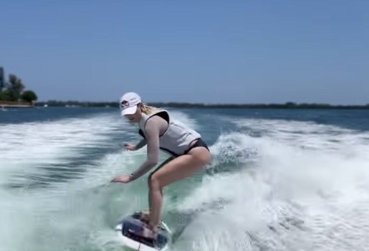 Look Lindsey Vonn Making Headlines With Impressive Surfing Video The Spun 8490