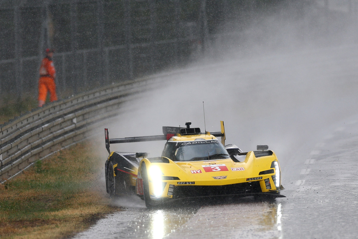 bad-weather-has-cars-sliding-all-over-track-at-24-hours-of-le-mans