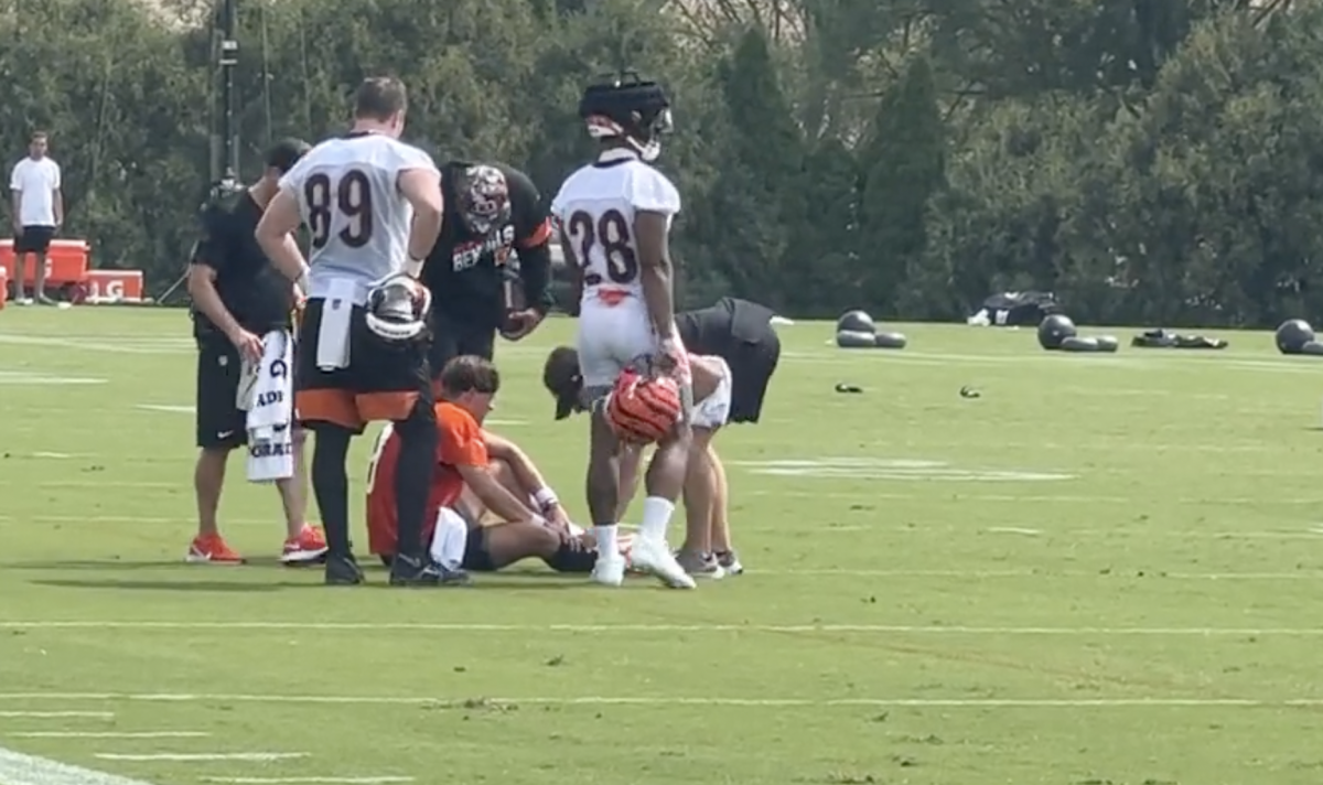 Bengals QB Joe Burrow carted off field after suffering calf injury at  practice