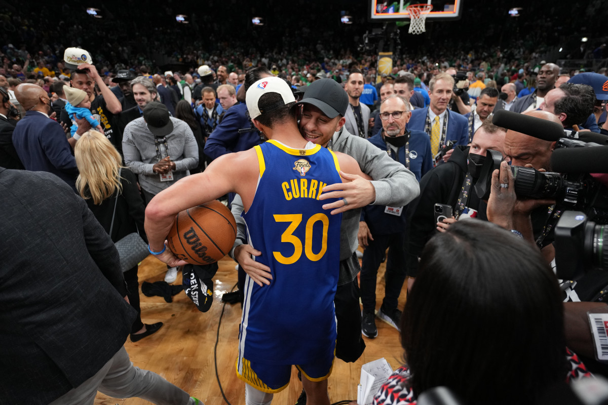 Seth Curry embraces Steph Curry after the NBA Finals.