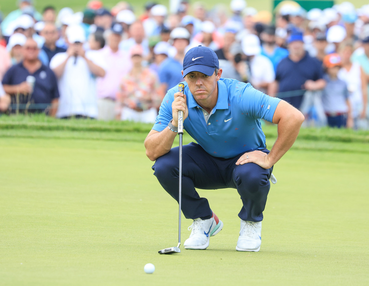 BROOKLINE, MASSACHUSETTS - JUNE 17: Rory McIlroy of Northern Ireland lines upa putt on the first hole during the second round of the 2022 U.S.Open Championship at The Country Club on June 17, 2022 in Brookline, Massachusetts. (Photo by David Cannon/Getty Images)