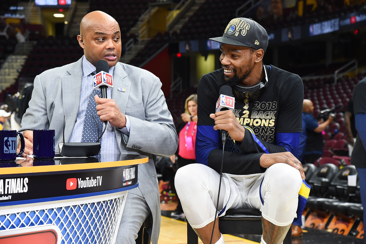 CLEVELAND, OH - JUNE 8: Kevin Durant #35 of the Golden State Warriors talks with Casey Stern, Grant Hill, Chris Weber, and Charles Barkley after Game Four of the 2018 NBA Finals against the Cleveland Cavaliers on June 8, 2018 at Quicken Loans Arena in Cleveland, Ohio. NOTE TO USER: User expressly acknowledges and agrees that, by downloading and or using this Photograph, user is consenting to the terms and conditions of the Getty Images License Agreement. Mandatory Copyright Notice: Copyright 2018 NBAE (Photo by Andrew D. Bernstein/NBAE via Getty Images)