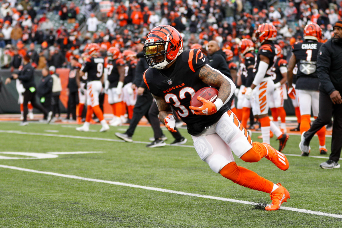 CINCINNATI, OH - JANUARY 15: Cincinnati Bengals running back Trayveon Williams (32) carries the ball before the Wild Card game against the Las Vegas Raiders and the Cincinnati Bengals on January 15, 2022, at Paul Brown Stadium in Cincinnati, OH. (Photo by Ian Johnson/Icon Sportswire via Getty Images)