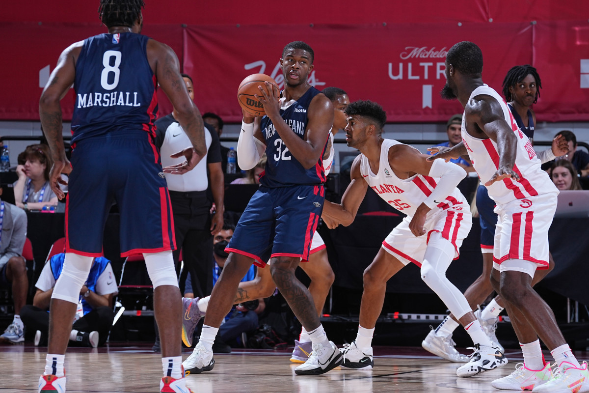 LAS VEGAS, NV - JULY 11: E.J. Liddell #32 of the New Orleans Pelicans looks to pass the ball against the Atlanta Hawks during the 2022 NBA Summer League on July 11, 2022 at the Cox Pavilion in Las Vegas, Nevada NOTE TO USER: User expressly acknowledges and agrees that, by downloading and/or using this Photograph, user is consenting to the terms and conditions of the Getty Images License Agreement. Mandatory Copyright Notice: Copyright 2022 NBAE (Photo by Bart Young/NBAE via Getty Images)