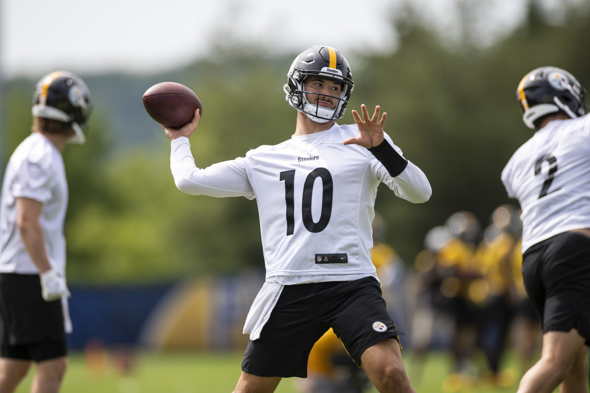 Mitch Trubisky throwing the ball for the Steelers at OTAs.