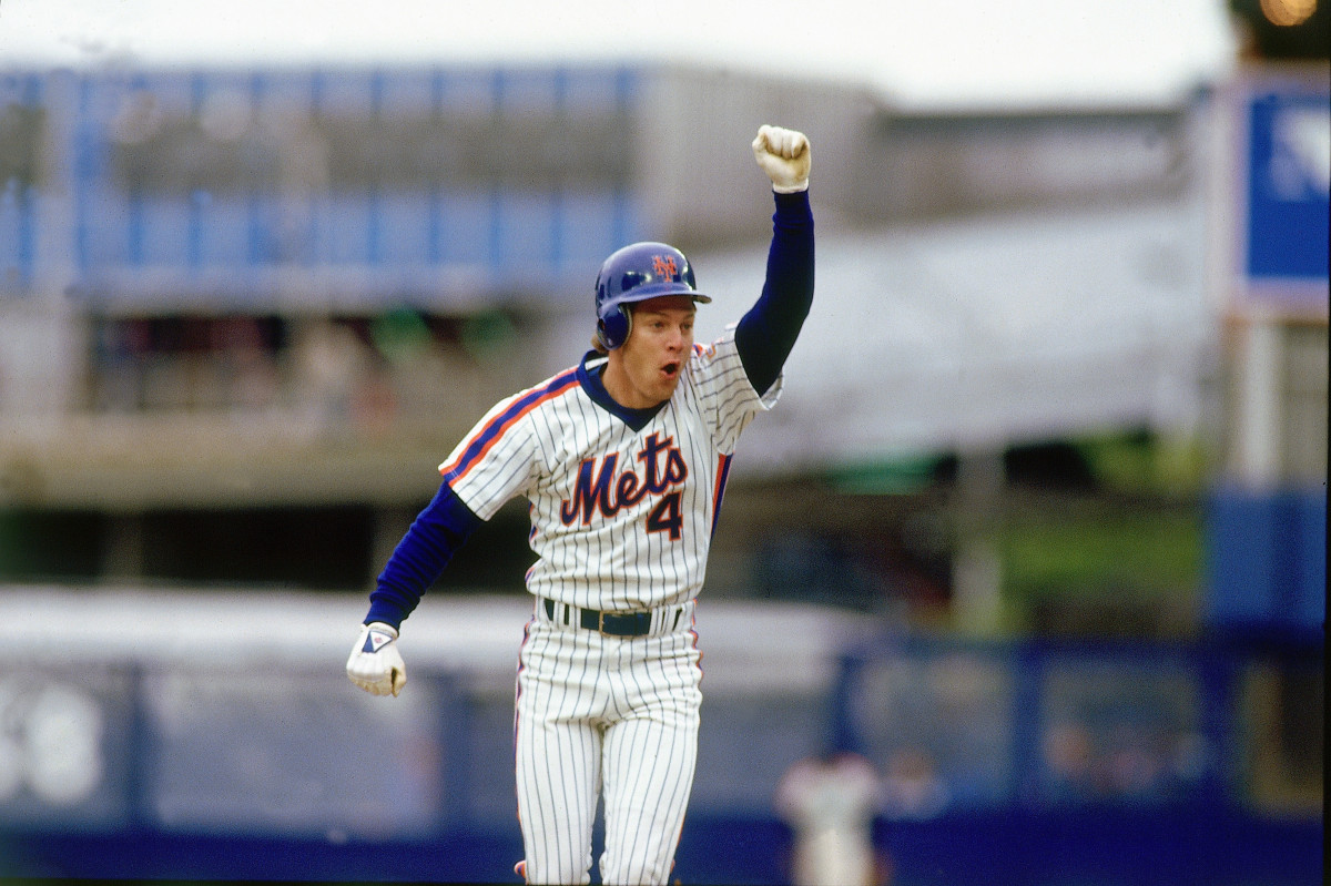 Former MLB outfielder Lenny Dykstra celebrates on the field for the Mets.