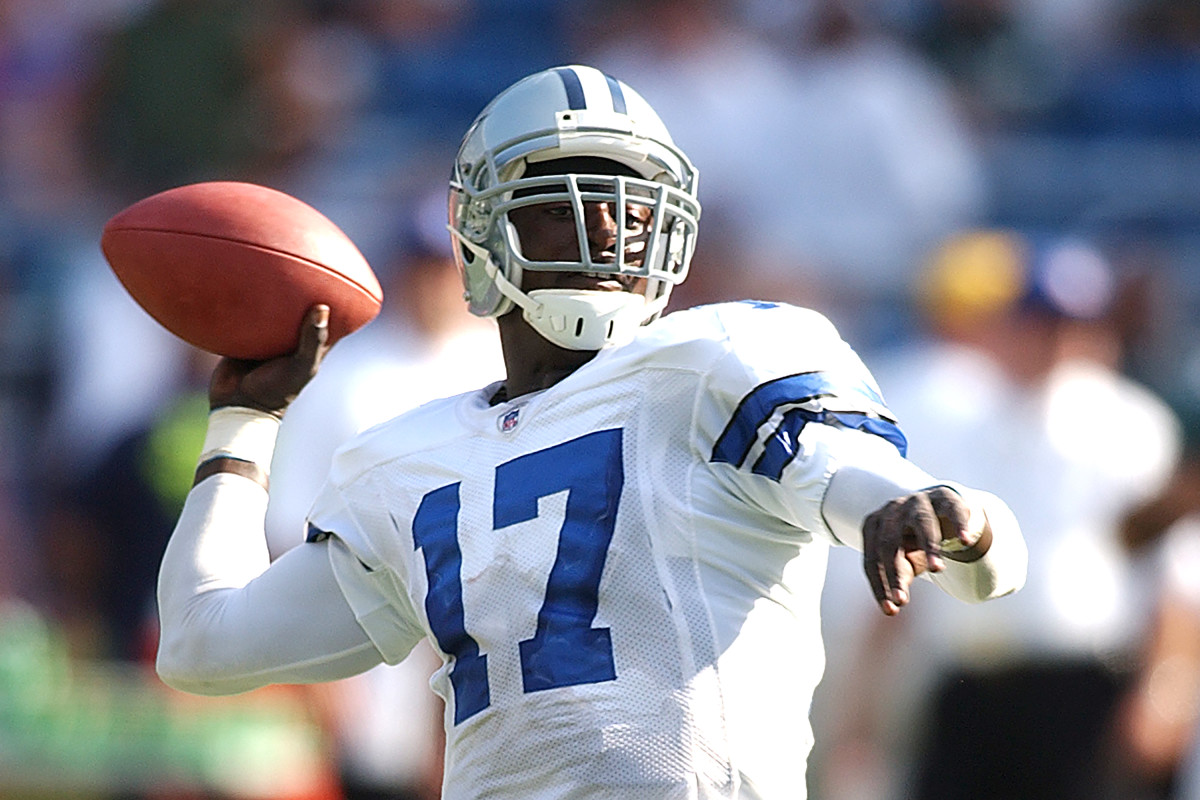 Quincy Carter throws a pass in a game for the Dallas Cowboys.