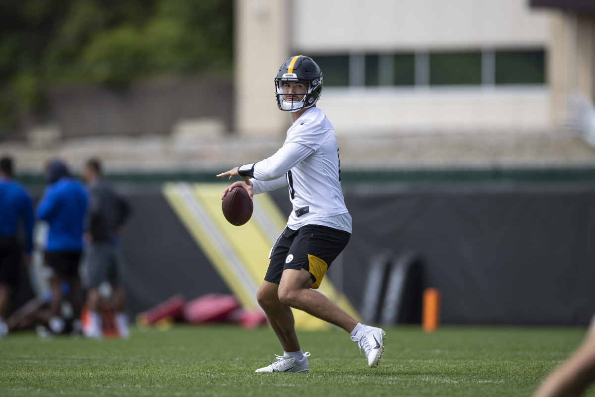 Mitch Trubisky takes part in practice for the Steelers.