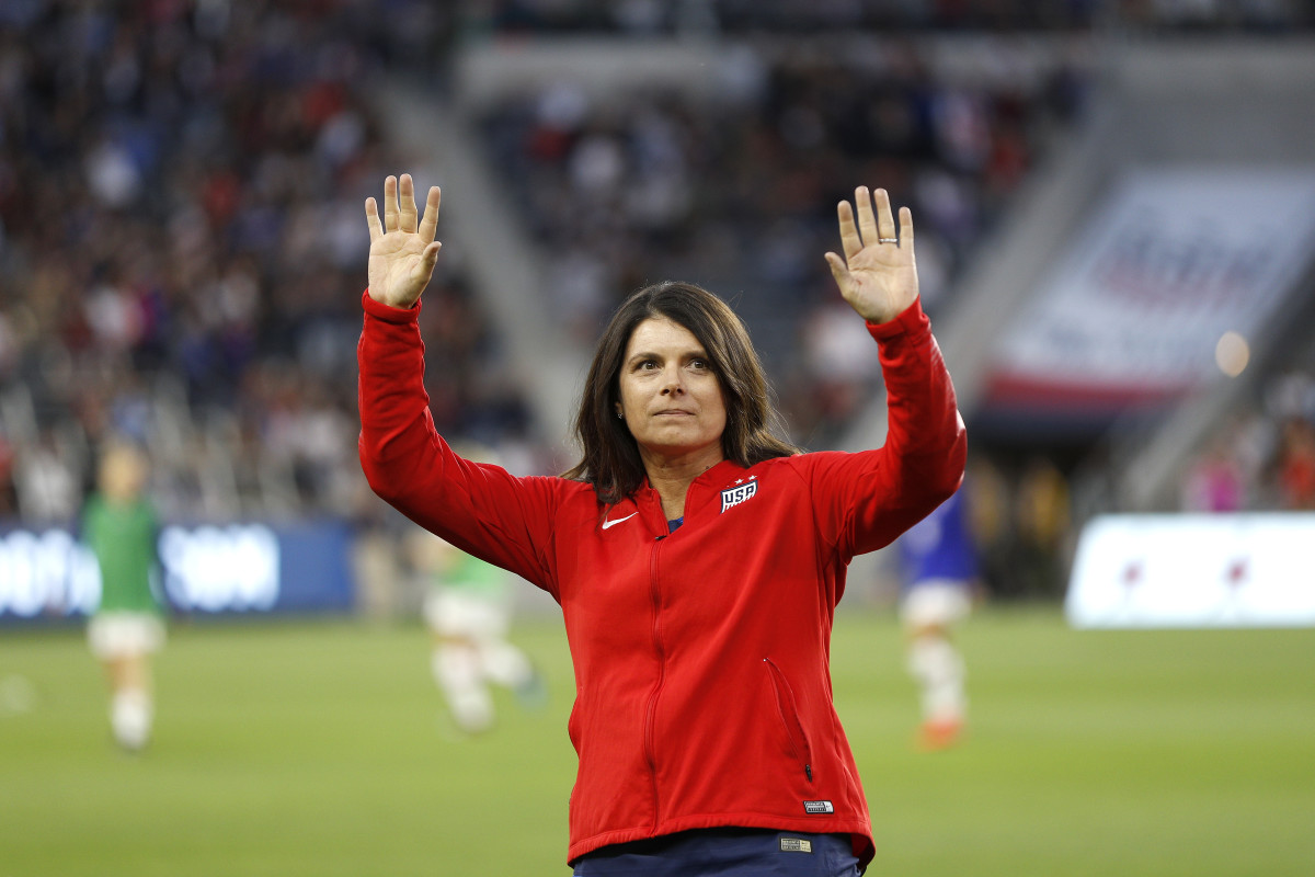 Mia Hamm honored by the fans at a USWNT game.