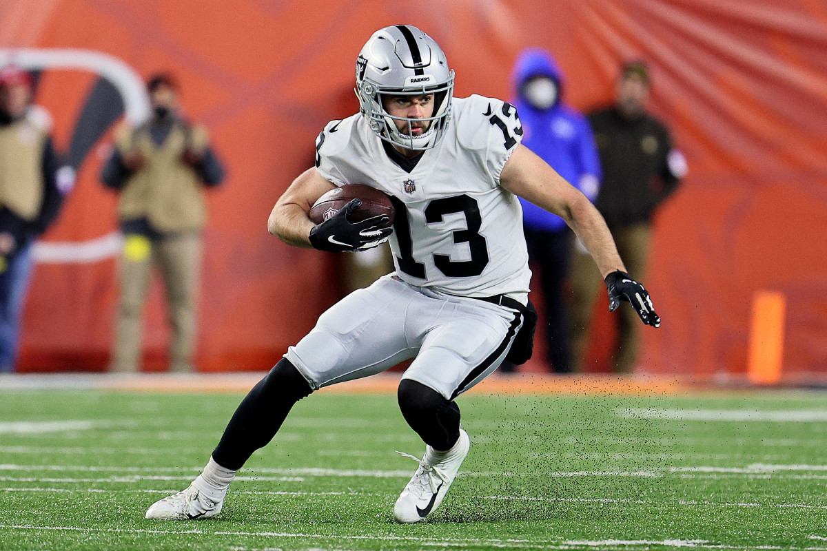 CINCINNATI, OHIO - JANUARY 15: Hunter Renfrow #13 of the Las Vegas Raiders carries the ball against the Cincinnati Bengals during the second half of the AFC Wild Card playoff game at Paul Brown Stadium on January 15, 2022 in Cincinnati, Ohio. (Photo by Andy Lyons/Getty Images)