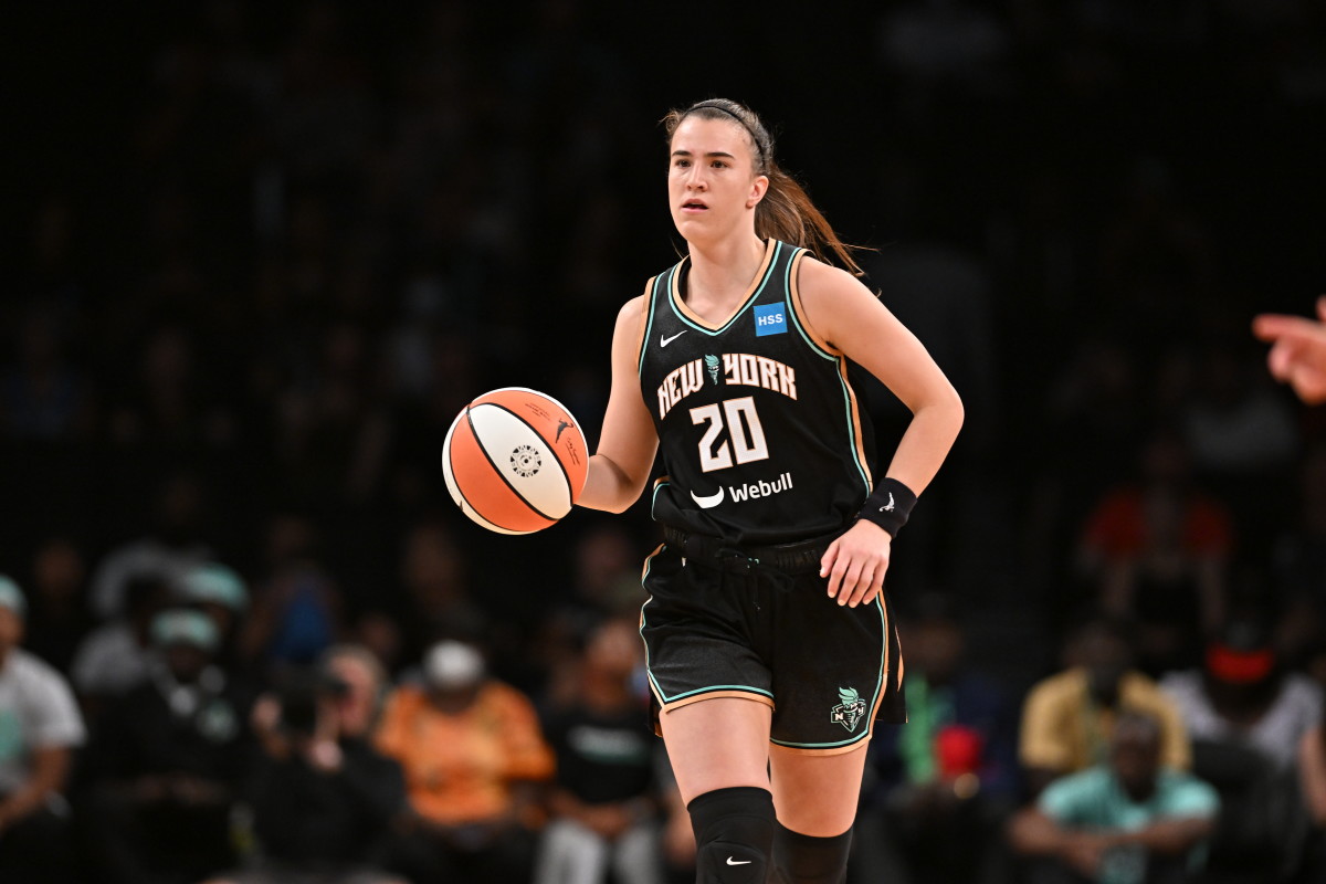 BROOKLYN, NY - JULY 23: Sabrina Ionescu #20 of the New York Liberty dribbles the ball during the game against the Chicago Sky on July 23, 2022 at the Barclays Center in Brooklyn, New York. NOTE TO USER: User expressly acknowledges and agrees that, by downloading and or using this photograph, user is consenting to the terms and conditions of the Getty Images License Agreement. Mandatory Copyright Notice: Copyright 2022 NBAE (Photo by Catalina Fragoso/NBAE via Getty Images)