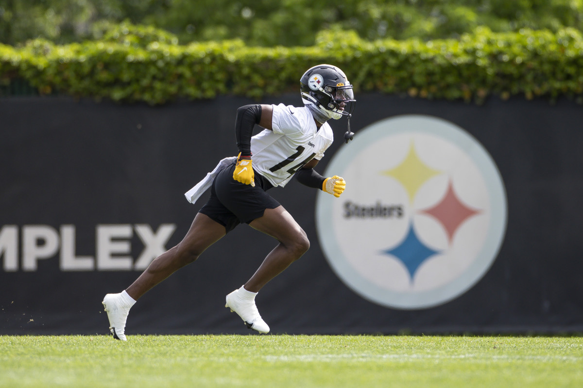 Steelers wide receiver George Pickens runs on the field during practice.